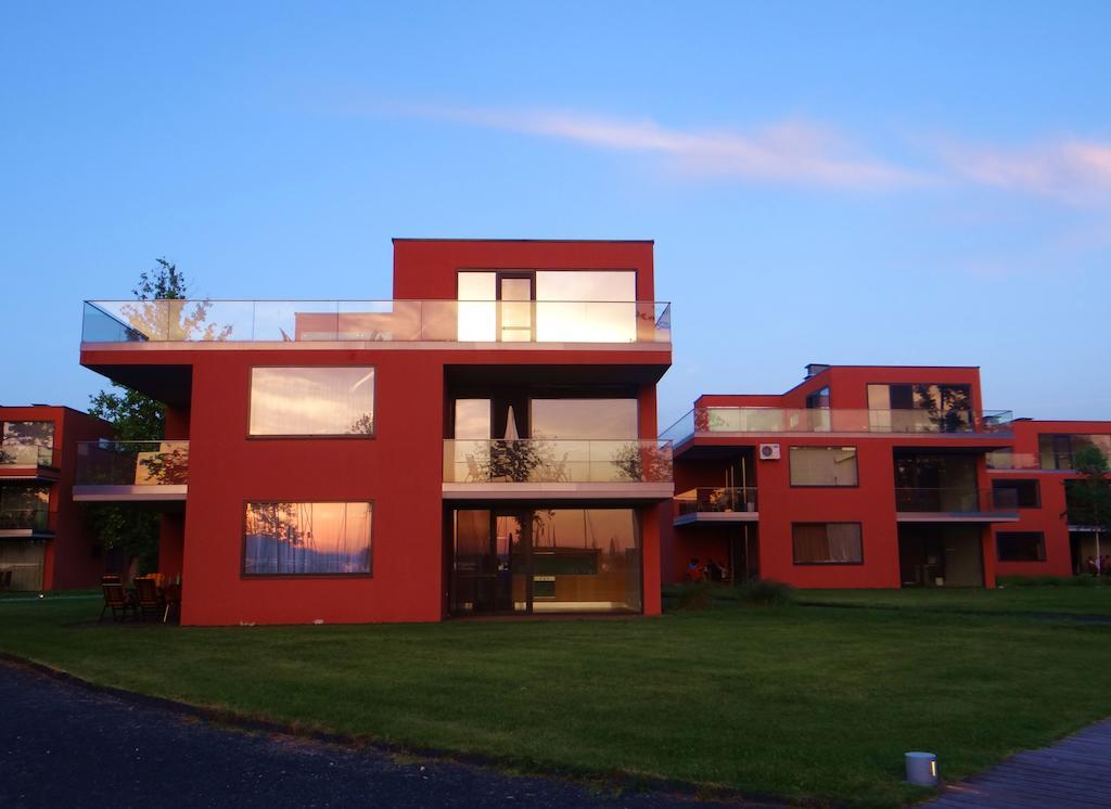 Bl Bavaria Yachtclub & Apartments Balatonlelle Exterior foto