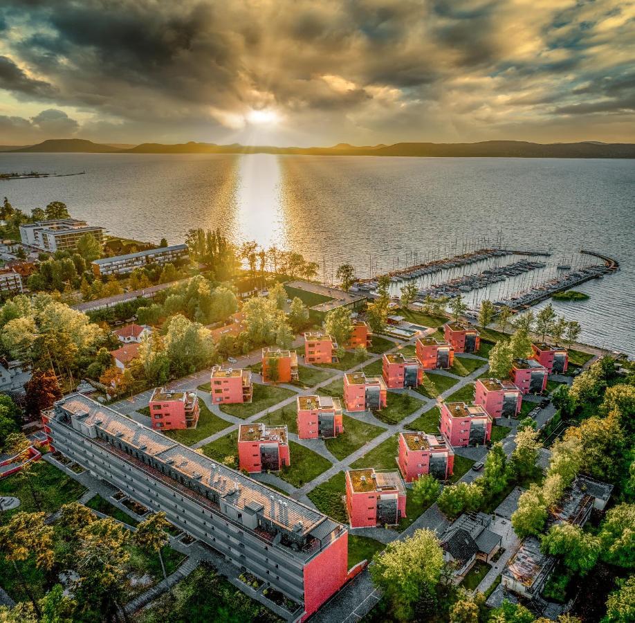Bl Bavaria Yachtclub & Apartments Balatonlelle Exterior foto
