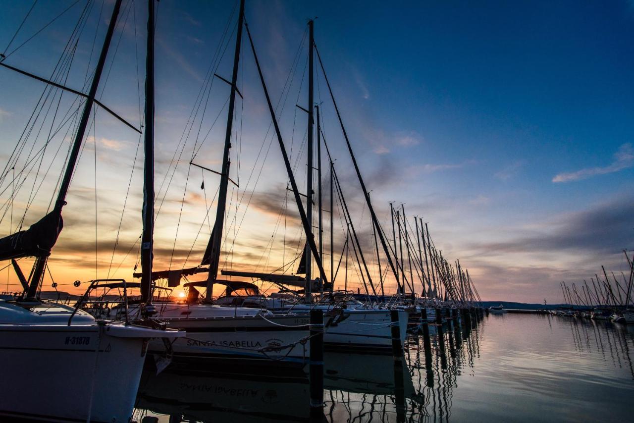 Bl Bavaria Yachtclub & Apartments Balatonlelle Exterior foto