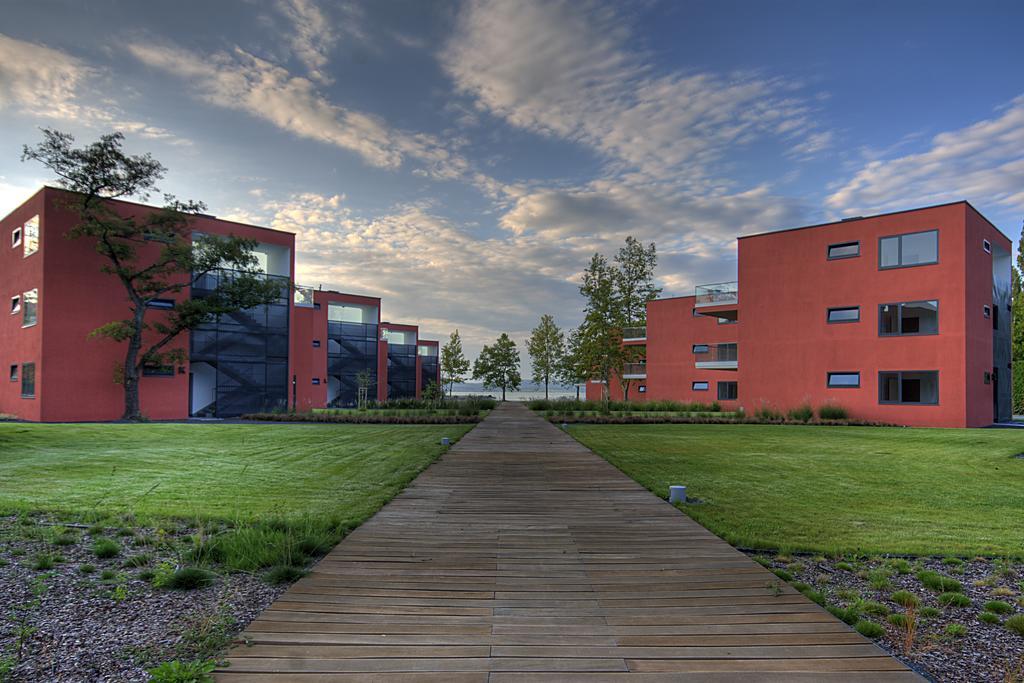 Bl Bavaria Yachtclub & Apartments Balatonlelle Exterior foto